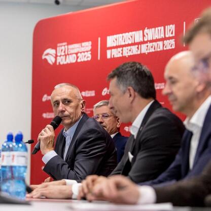 Wicemarszałek Województwa Śląskiego Leszek Pietraszek prowadzi konferencję prasową w Arenie Katowice, podczas Mistrzostw Świata U21 w Piłce Ręcznej. (wygenerowano przez AI)