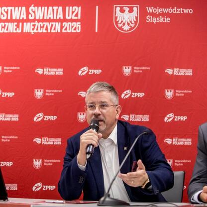 Wicemarszałek Województwa Śląskiego Leszek Pietraszek przemawia na konferencji prasowej w Sosnowcu, podkreślając znaczenie Mistrzostw Świata w Piłce Ręcznej Mężczyzn do lat 21 dla regionu. (wygenerowano przez AI)