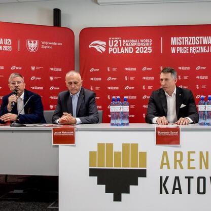 Wicemarszałek Województwa Śląskiego Leszek Pietraszek na konferencji prasowej przed Areną Katowice. (wygenerowano przez AI)