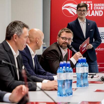 Konferencja prasowa 25. Mistrzostw Świata w Piłce Ręcznej Mężczyzn do lat 21 w Katowicach. (wygenerowano przez AI)