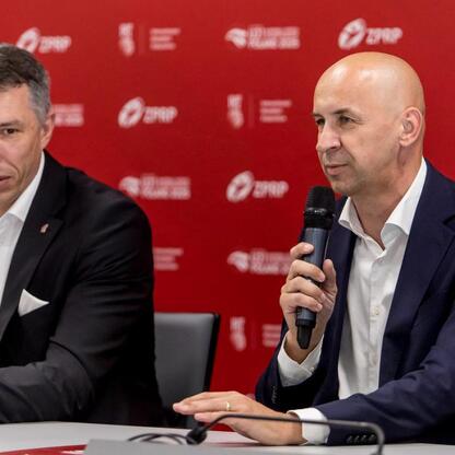 Podczas konferencji prasowej przed Mistrzostwami Świata w Piłce Ręcznej Mężczyzn do lat 21 w Katowicach i Sosnowcu. (wygenerowano przez AI)
