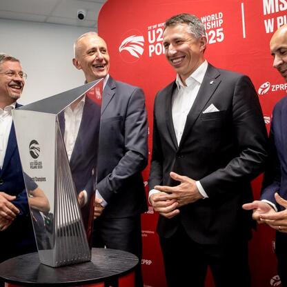 Wicemarszałek Województwa Śląskiego Leszek Pietraszek na konferencji prasowej przed Mistrzostwami Świata w Piłce Ręcznej Mężczyzn do lat 21. (wygenerowano przez AI)