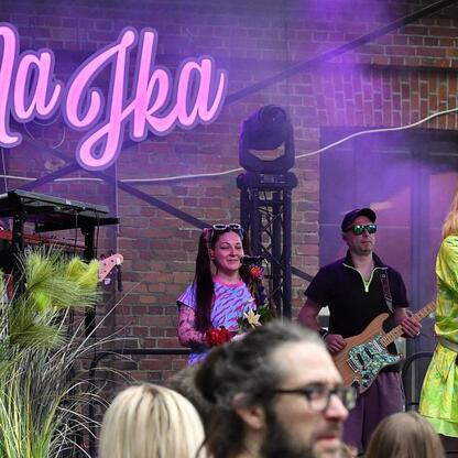Festiwal INDUSTRIADY w Silesia: Majka Jeżowska na scenie, koncert, kolory województwa śląskiego. (wygenerowano przez AI)
