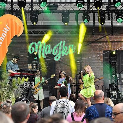 Fotografia przedstawiająca zakończenie festiwalu INDUSTRIADY, z koncertem Majki Jeżowskiej na scenie w Zabytkowej Kopalni Ignacy. Publikacja zorganizowana przez Regionalny Instytut Kultury im. Wojciec (wygenerowano przez AI)