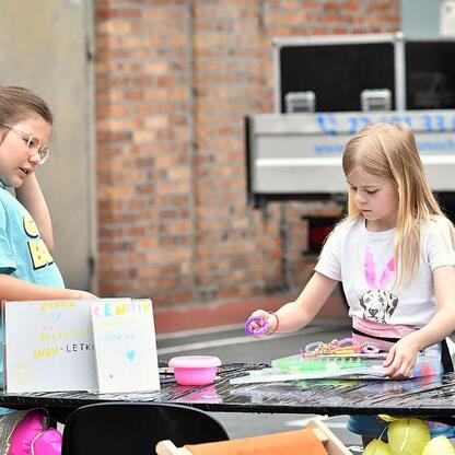 Ludzie uczestniczą w warsztatach rzemiosła na festiwalu INDUSTRIADY, świętującym przemysłowe dziedzictwo Śląska. (wygenerowano przez AI)