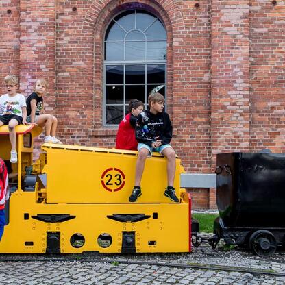 Zabrze Coal Mine festiwal, dzieci z miniaturowym pociągiem, interaktywna zabawa dla rodzin. (wygenerowano przez AI)