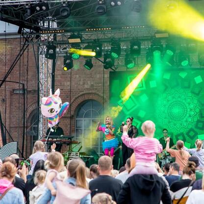 Zapowiadający koncert na finałowym festiwalu INDUSTRIADY w Zabytkowej Kopalni Ignacy w Rybniku. (wygenerowano przez AI)