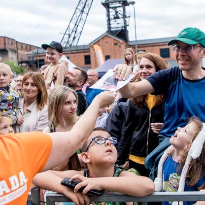 INDUSTRIADA festiwal w Silesia: autografy, zabawy i koncerty dla fanów przemysłu. (wygenerowano przez AI)