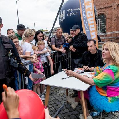 Festiwal INDUSTRIADY w Silesia: autografy, koncerty i interaktywne atrakcje. (wygenerowano przez AI)