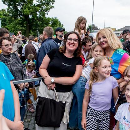 Zdjęcie przedstawia festiwal INDUSTRIADY, świętujące przemysłowe dziedzictwo Śląska. Osoby uczestniczą w publicznym wydarzeniu, zatłoczonym przez tłum. (wygenerowano przez AI)