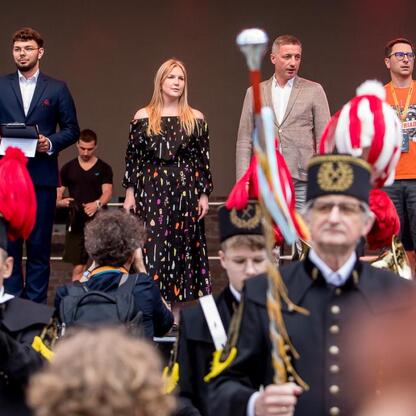 Na festiwalu INDUSTRIADY w Śląsku, zespół i uczestnicy na scenie, podkreślając dziedzictwo przemysłowe regionu. (wygenerowano przez AI)