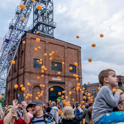 2000 pomarańczowych balonów wzniosło się w powietrze z Głowackiego szybu, tworząc festynowy klimat w Zabytkowej Kopalni Ignacy. (wygenerowano przez AI)