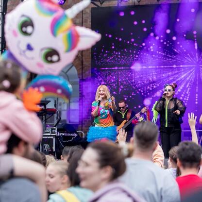 Lively crowd enjoys concert at INDUSTRIADY festival, Silesia. (wygenerowano przez AI)