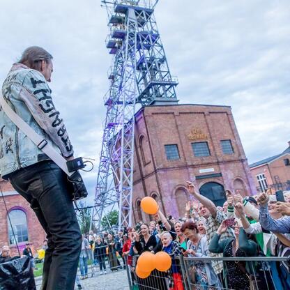 Festiwal INDUSTRIADY w Sosnowcu: energetyczna scena koncertowa i entuzjastyczny tłum. (wygenerowano przez AI)