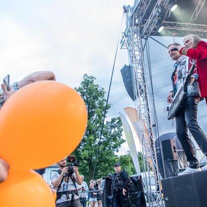 Zapowiadający finał INDUSTRIADY balonami w Zabytkowej Kopalni Ignacy. (wygenerowano przez AI)