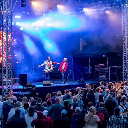 Zapowiadający koncert na INDUSTRIADY w Zabrzu, z udziałem Smolik//Kev Fox i Krzysztofa Zalewskiego. (wygenerowano przez AI)