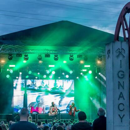 Zaprezentowane na zdjęciu sceny z festiwalu INDUSTRIADY w Zabytkowej Kopalni Ignacy w Rybniku. (wygenerowano przez AI)