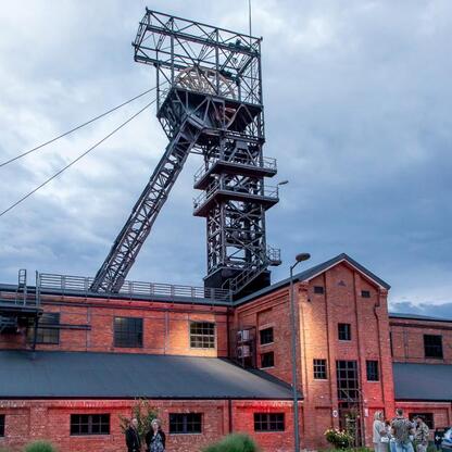 Zabrze, 2023. INDUSTRIADY: Festiwal przemysłowej historii w Silesia. Zabrze Coal Mine Complex, ludzie uczestniczą w festiwalu. (wygenerowano przez AI)