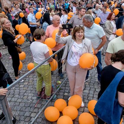 Zakończenie festiwalu INDUSTRIADY w Zabytkowej Kopalni Ignacy w Rybniku. Uczestnicy wolącego się balonami. (wygenerowano przez AI)