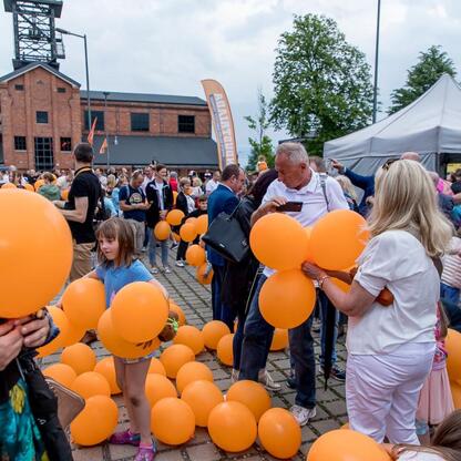 Finał INDUSTRIADY 2019 w Zabytkowej Kopalni Ignacy w Rybniku. Publikacja zgromadziła 2000 pomarańczowych balonów, symbolizujących 