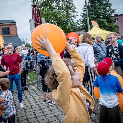 Zapowiadający finał INDUSTRIADY w Zabytkowej Kopalni Ignacy w Rybniku. 2000 pomarańczowych balonów uległy uwolnieniu, symbolizując 