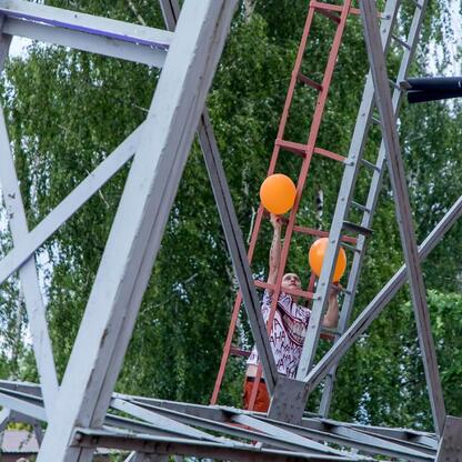 Zapowiadający festiwal INDUSTRIADY happening w Zabrzu, gdzie uczestnicy wypuszczają balony, symbolizujące 