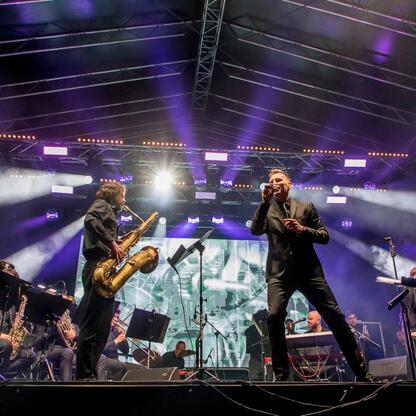 INDUSTRIADY festiwal w Sosnowcu: koncert i spektakl muzyczny z udziałem zespołów i orkiestry dętej. (wygenerowano przez AI)