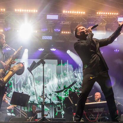 Przepiękny koncert na INDUSTRIADY festiwalu w Sosnowcu, gdzie muzyka i światło tworzą spektakularny spektakl. (wygenerowano przez AI)