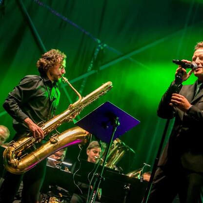 INDUSTRIADY festiwal w Sosnowcu: koncert z muzyką elektroniczną i tradycyjną. (wygenerowano przez AI)