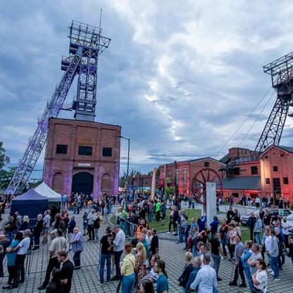 Zabrze, festiwal INDUSTRIADY, zgromadzenie tłumów przed Zabrze Coal Mine, święto przemysłu i kultury. (wygenerowano przez AI)