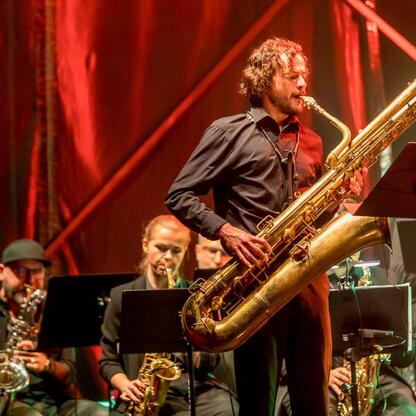 Saxofonista gra na festiwalu INDUSTRIADY w Sosnowcu, Śląsk. (wygenerowano przez AI)