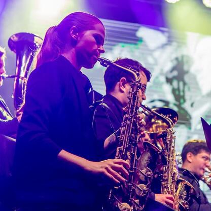 Festiwal INDUSTRIADY w Silesia: koncert muzyczny z udziałem duetu Smolik//Kev Fox i Krzysztofa Zalewskiego. (wygenerowano przez AI)