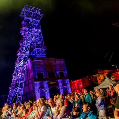 Zapowiadający festiwal INDUSTRIADY happening w strefie Carnall Sztolni Królowa Luiza w Zabrzu. (wygenerowano przez AI)