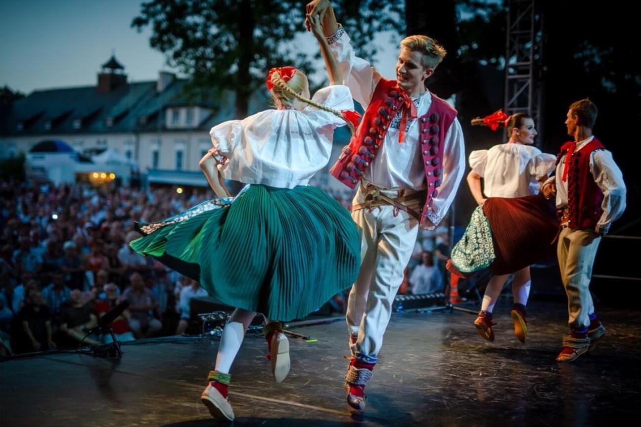 Święto Śląska: Tancerze w tradycyjnych strojach na scenie w Koszęcinie. (wygenerowano przez AI)