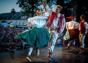 Święto Śląska: Tancerze w tradycyjnych strojach na scenie w Koszęcinie. (wygenerowano przez AI)