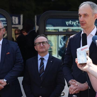 W konferencji prasowej w Tychach ogłoszono wznowienie połączenia kolejowego Tychy-Orzesze Jaśkowice po 24 latach. (wygenerowano przez AI)