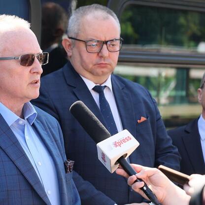 W konferencji prasowej w Tychach omawiano reaktywację pociągów między Tychami a Orzeszem Jaśkowicami. (wygenerowano przez AI)