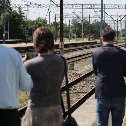 Na stacji kolejowej w Tychach uczestniczą w konferencji prasowej przedstawiciele samorządów i kolei, oznaczając wznowienie połączenia Tychy-Orzesze po 24 latach. (wygenerowano przez AI)