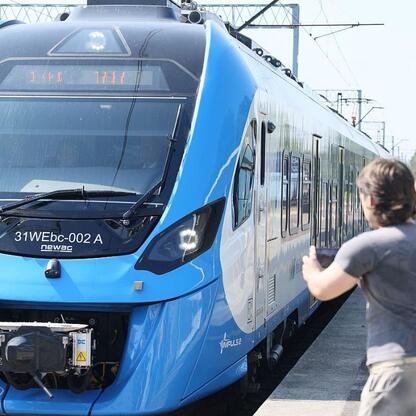 Nowy pociąg Kolei Śląskich na stacji Tychy, oczekiwany na trasie S74. (wygenerowano przez AI)
