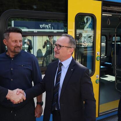 Grzegorz Boski, wicemarszałek Województwa Śląskiego, uczestniczy w uroczystości reaktywacji pociągów Tychy-Orzesze Jaśkowice. (wygenerowano przez AI)