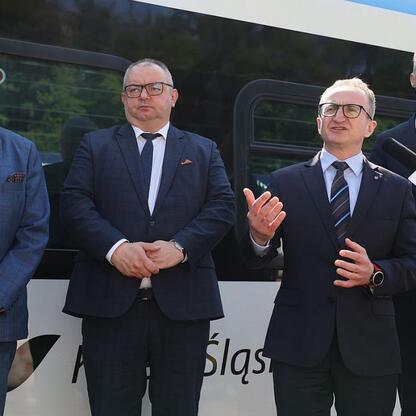 Grzegorz Boski, wicemarszałek Województwa Śląskiego, przemawia na konferencji prasowej o wznowieniu połączenia kolejowego Tychy-Orzesze Jaśkowice. (wygenerowano przez AI)