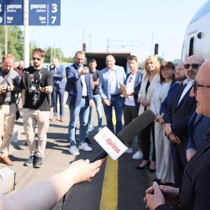 Wicemarszałek Województwa Śląskiego Grzegorz Boski i prezes Kolei Śląskich Krzysztof Klimosz uczestniczą w konferencji prasowej na Tychyjskiej stacji kolejowej, gdzie ogłoszono wznowienie połączenia k (wygenerowano przez AI)