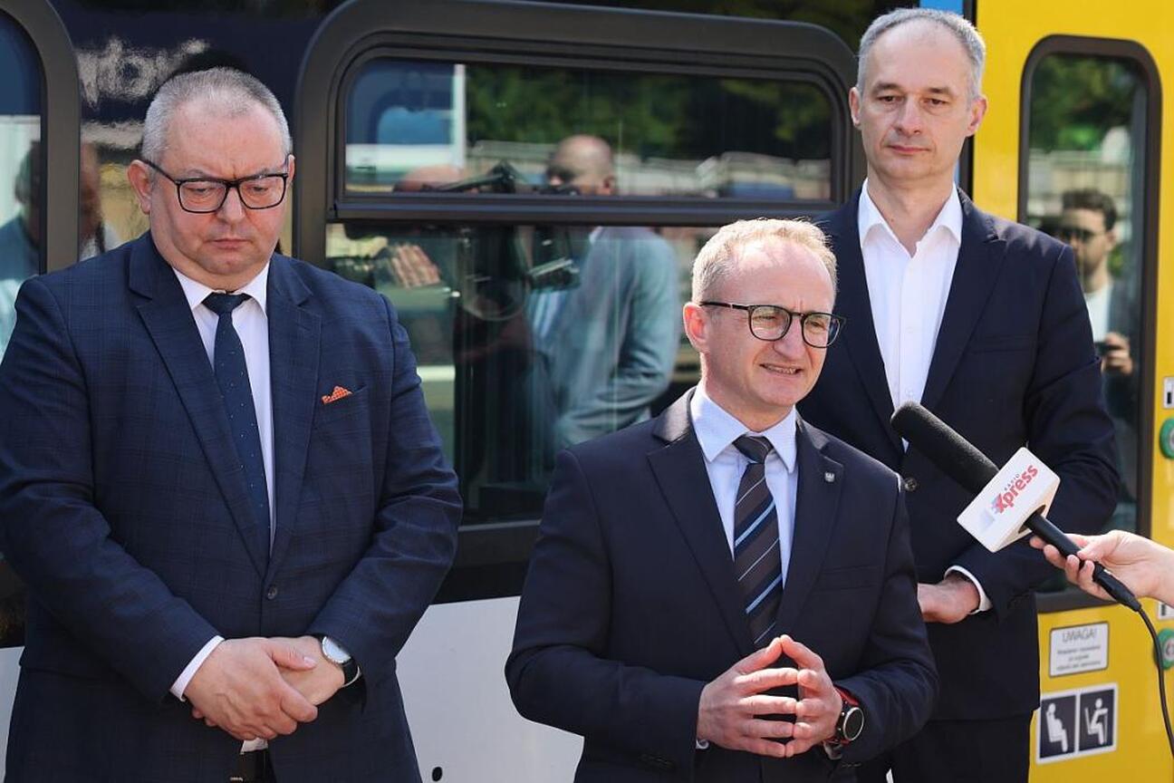 Wicemarszałek Województwa Śląskiego Grzegorz Boski i prezes Kolei Śląskich Krzysztof Klimosz na konferencji prasowej w Tychach o reaktywowaniu połączenia kolejowego z Tychów do Orzesza Jaśkowic. (wygenerowano przez AI)