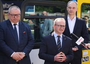 Wicemarszałek Województwa Śląskiego Grzegorz Boski i prezes Kolei Śląskich Krzysztof Klimosz na konferencji prasowej w Tychach o reaktywowaniu połączenia kolejowego z Tychów do Orzesza Jaśkowic. (wygenerowano przez AI)