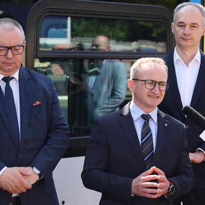 Grzegorz Boski, wicemarszałek Województwa Śląskiego, przemawia na konferencji prasowej w Tychach, podczas otwarcia połączenia kolejowego Tychy-Orzesze Jaśkowice. (wygenerowano przez AI)