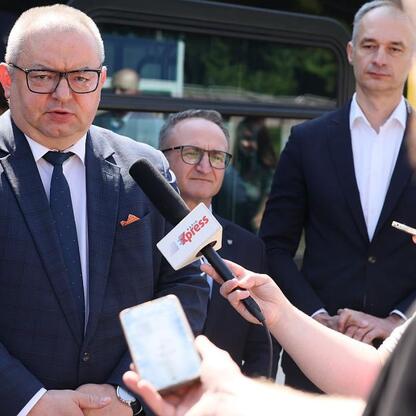 Wicemarszałek Województwa Śląskiego Grzegorz Boski i prezes Kolei Śląskich Krzysztof Klimosz na konferencji prasowej w Tychach o reaktywowaniu połączenia kolejowego z Tychów do Orzesza Jaśkowic. (wygenerowano przez AI)