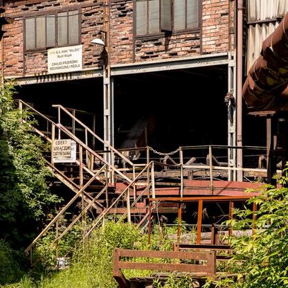 Abandoned industrial site, former coal mine, symbolizing the transition from industrial use to nature reclaiming space in Katowice. (wygenerowano przez AI)