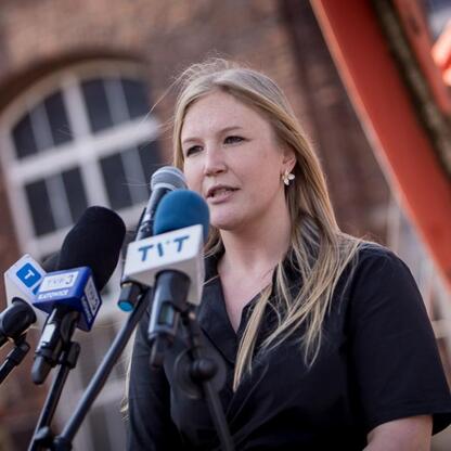 Joanna Bojczuk, członek zarządu Województwa Śląskiego, przemawia na konferencji prasowej o przyszłości kopalni Wujek w Katowicach. (wygenerowano przez AI)