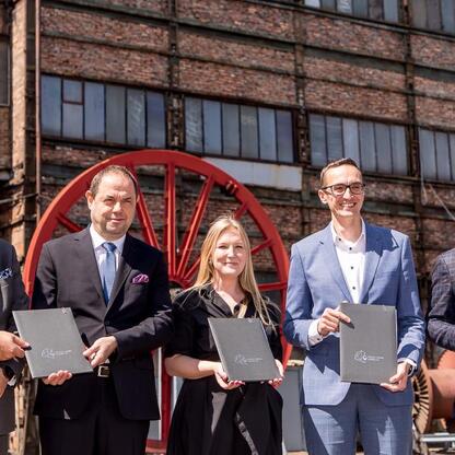 Grupa przedstawicieli PGG, Województwa Śląskiego i GZM podpisała list intencyjny na terenie dawnej kopalni Wujek w Katowicach. (wygenerowano przez AI)