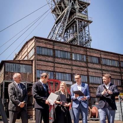Przedstawiciele Polskiej Grupy Górniczej, Województwa Śląskiego, Katowic i GZM spotkali się w Wujku, omawiając przyszłość kopalni. (wygenerowano przez AI)